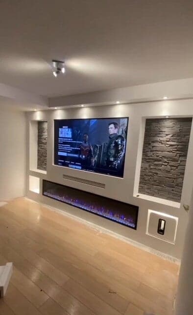 Maatwerk cinewall met televisie, nissen en open vakken