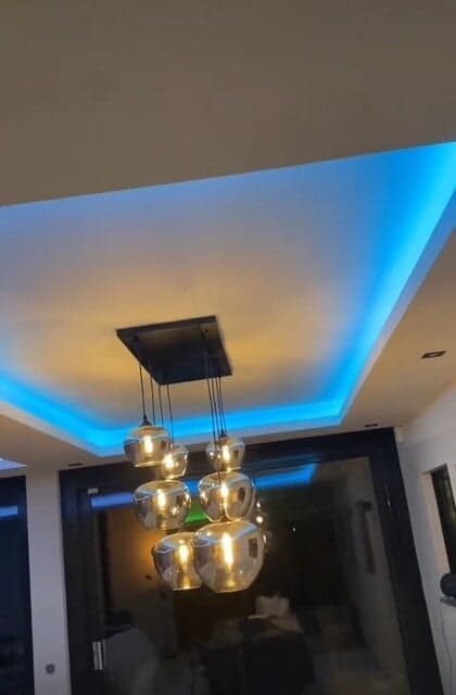 Verlaagd plafond met verlichte koof
